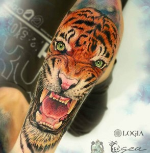 Tatuaje de tigre en el brazo Laura Egea 